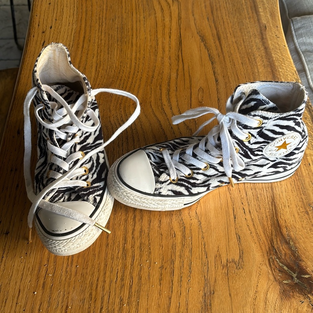 Zebra Converse all star size 7!